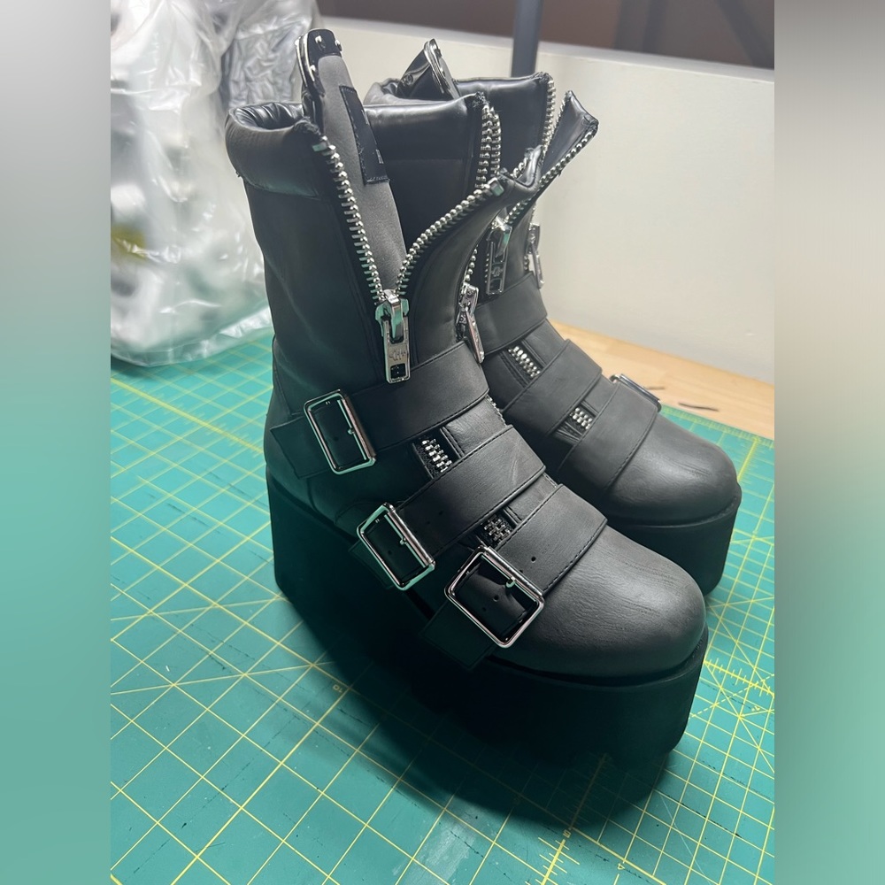 Current mood platform boots